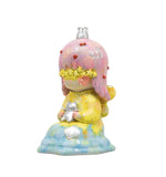 Introducing Biwaco Chan by How2Work—a whimsical figurine featuring a seated girl with pink hair, a crown, and star-shaped accents over her eyes. Dressed in a yellow outfit, she holds a small silver cat and sits atop a blue base adorned with a white cloud. Inspired by Japanese ceramic artist Aico Tsumori, this colorful piece perfectly captures Biwaco Chan’s playful charm.