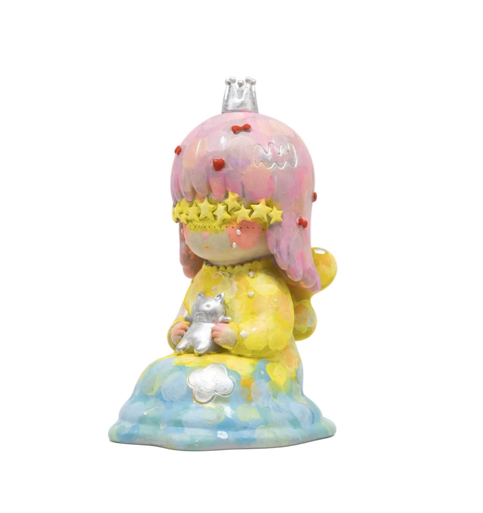 Introducing Biwaco Chan by How2Work—a whimsical figurine featuring a seated girl with pink hair, a crown, and star-shaped accents over her eyes. Dressed in a yellow outfit, she holds a small silver cat and sits atop a blue base adorned with a white cloud. Inspired by Japanese ceramic artist Aico Tsumori, this colorful piece perfectly captures Biwaco Chan’s playful charm.